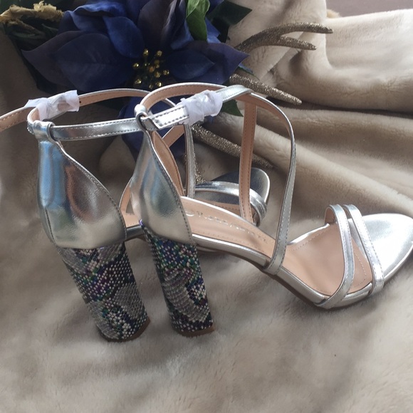 Silver Block Heel w/ ๐ ๐ Print - Picture 8 of 8